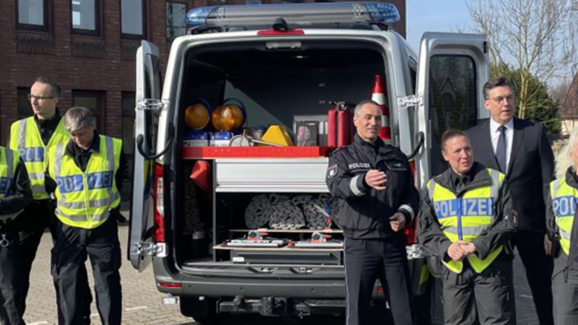 Übergabe des neuen Schwerlastkontrollfahrzeuges an die Polizei Hamburg